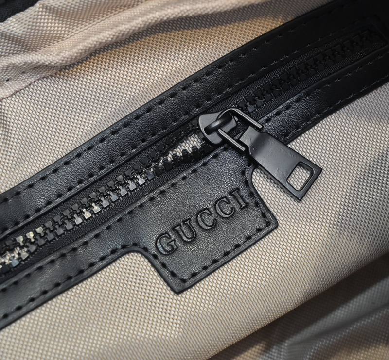 Tiger Embroidered GG Supreme Small Messenger Bag